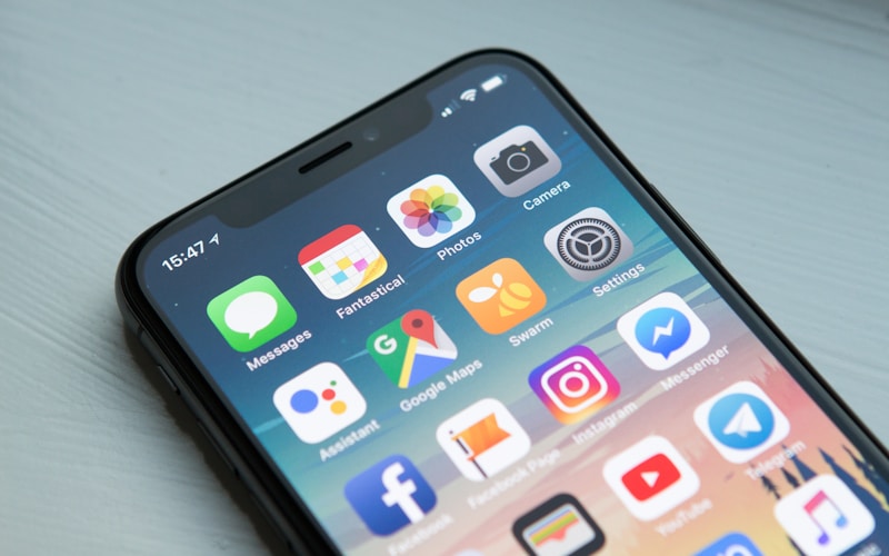 九游娱乐APP手机下载界面展示，九游下载平台提供官方最新版本应用，手机屏幕上显示体育赛事内容
